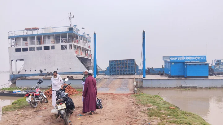 তিন দিন ধরে বন্ধ ধাওয়াপাড়া-নাজিরগঞ্জ নৌরুটে ফেরি