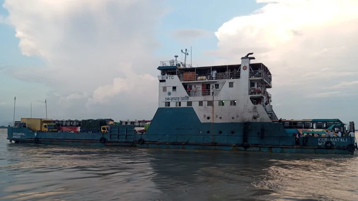 দৌলতদিয়ার ৭ নম্বর ফেরিঘাট বন্ধ, ভোগান্তিতে যাত্রী-চালক