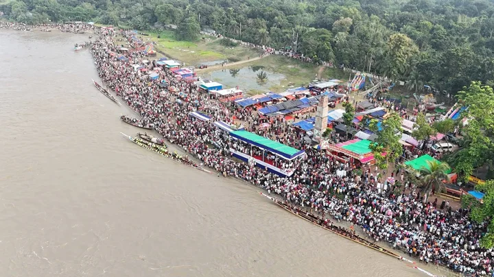 রাজবাড়ীতে নৌকাবাইচ ঘিরে সংঘর্ষে আহত ১৫, ডুবে গেল প্রতিযোগিতার নৌকা