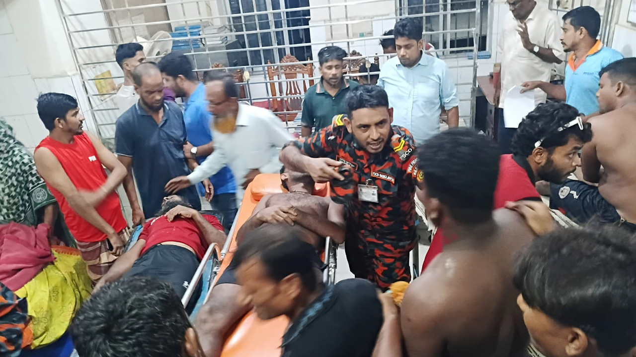 নৌকাবাইচে সংঘর্ষে আহতদের হাসপাতালে নেওয়া হয়। ছবি: এশিয়া পোস্ট