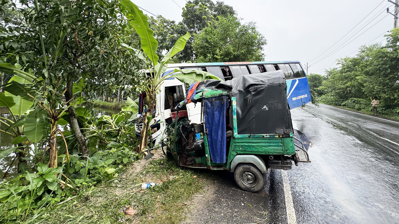 রাজবাড়ীতে বাস-মাহিন্দ্রার মুখোমুখি সংঘর্ষে চালক নিহত