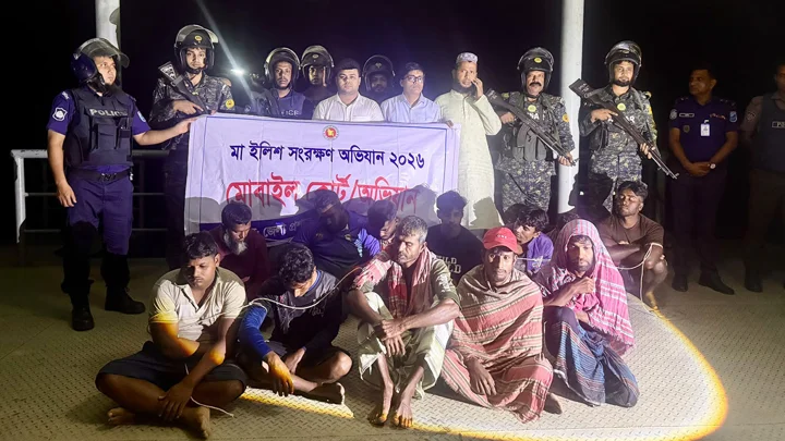 নিষেধাজ্ঞা অমান্য করে ইলিশ শিকার, রাজবাড়ীতে ১২ জেলের কারাদণ্ড