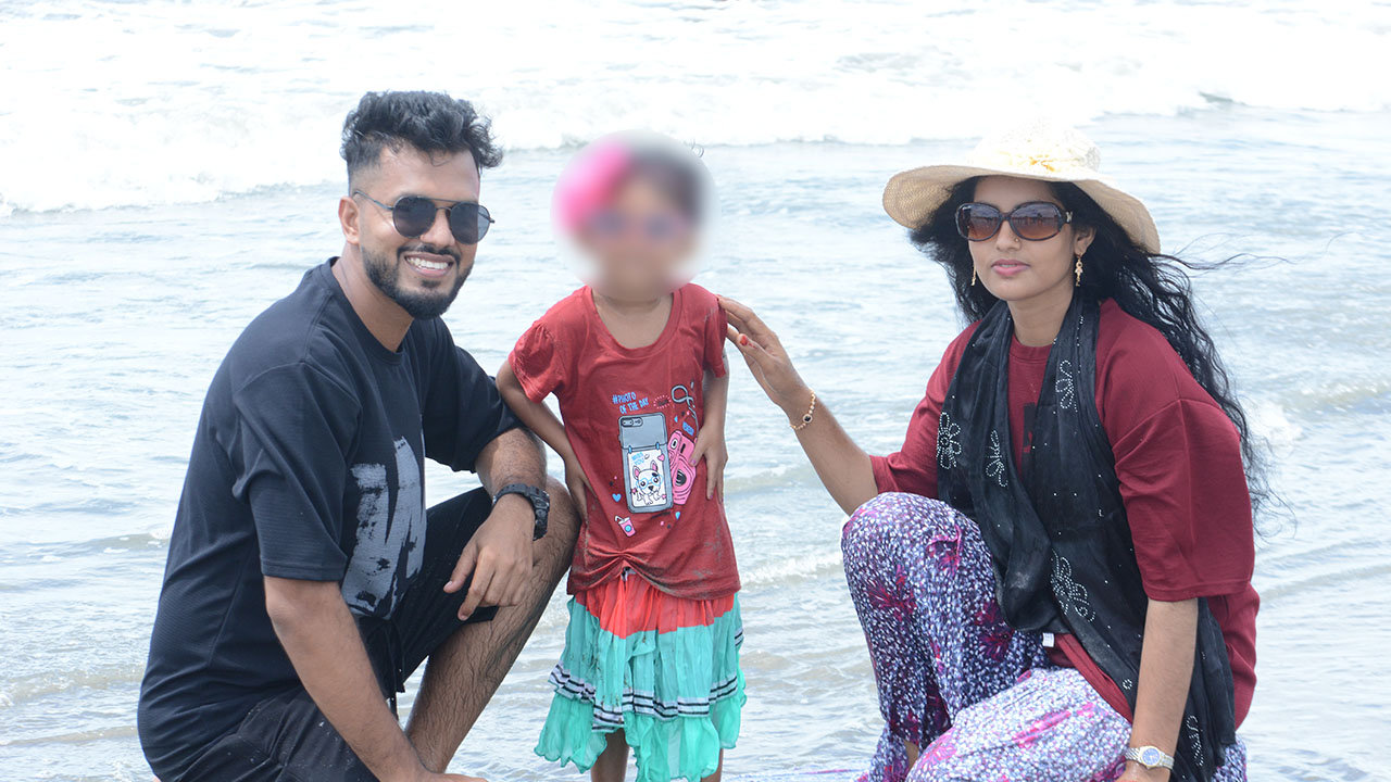 বাবা-মার সঙ্গে কক্সবাজার সমুদ্রসৈকতে শিশু রাইসা জান্নাত রাকা। ছবি : এশিয়া পোস্ট
