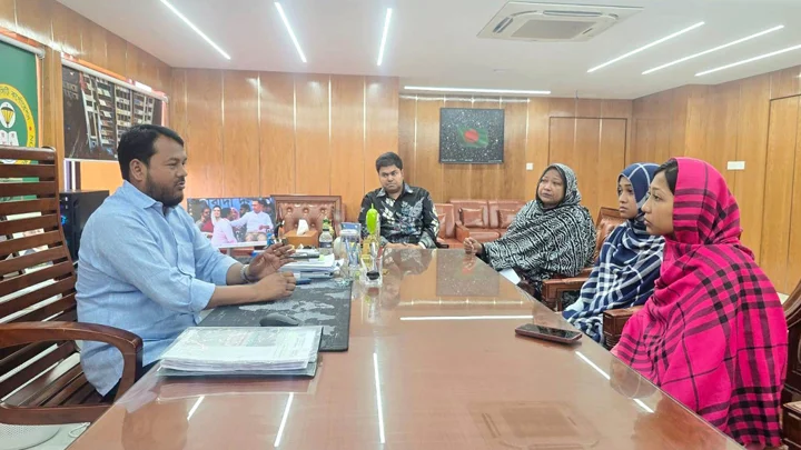 বাবার মুক্তি চেয়ে প্রধানমন্ত্রীর গাড়ির সামনে দুই মেয়ে, পাশে দাঁড়াল রাসিক প্রশাসন