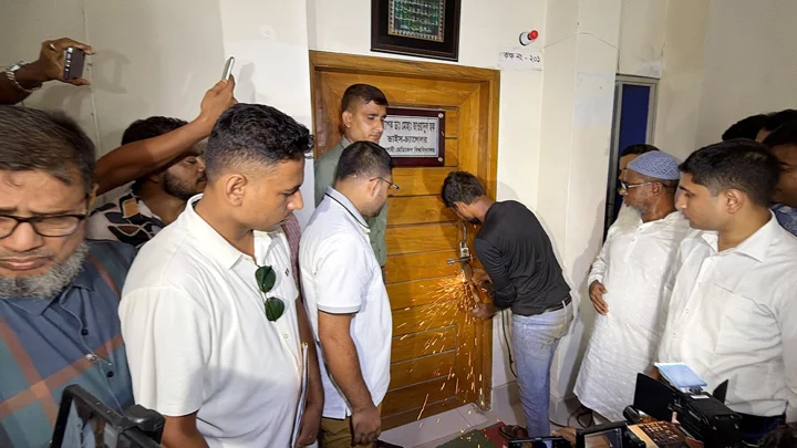 রামেবির কার্যালয়ের তালা ভেঙে প্রবেশ করলেন কর্মকর্তারা