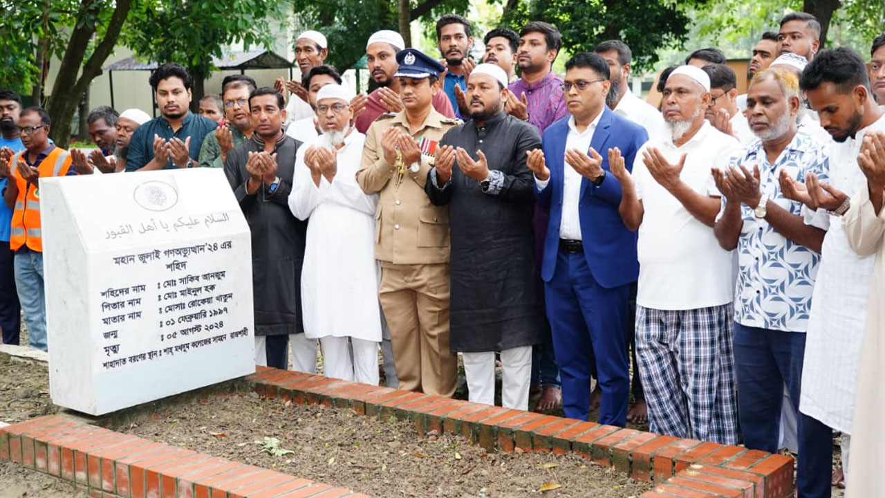 রাজশাহীতে জুলাই শহীদ সাকিব আঞ্জুমানের কবর জিয়ারত