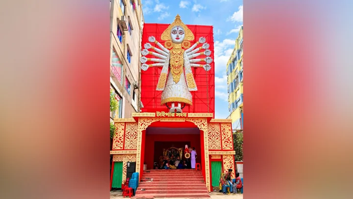 রাজশাহীতে ৪৫ ফুটের দুর্গা প্রতিমায় নজরকাড়া আয়োজন