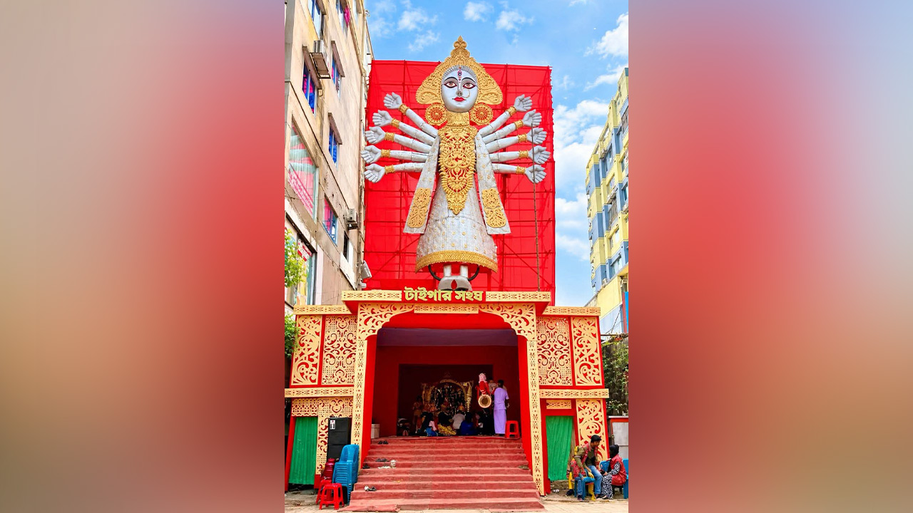 রাজশাহীতে ৪৫ ফুটের দুর্গা প্রতিমায় নজরকাড়া আয়োজন