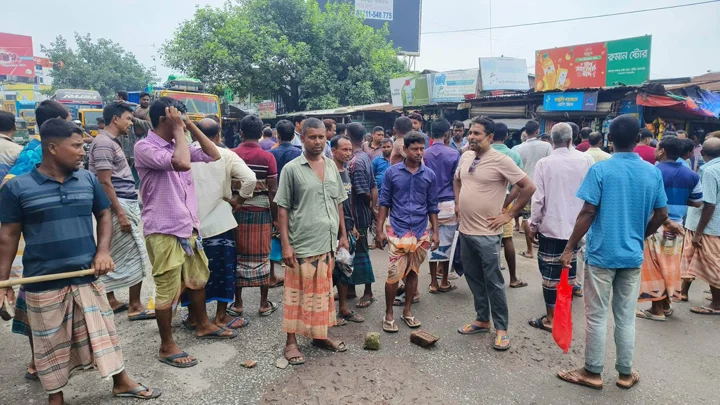 সারের দাবিতে ঢাকা-রাজশাহী মহাসড়ক অবরোধ
