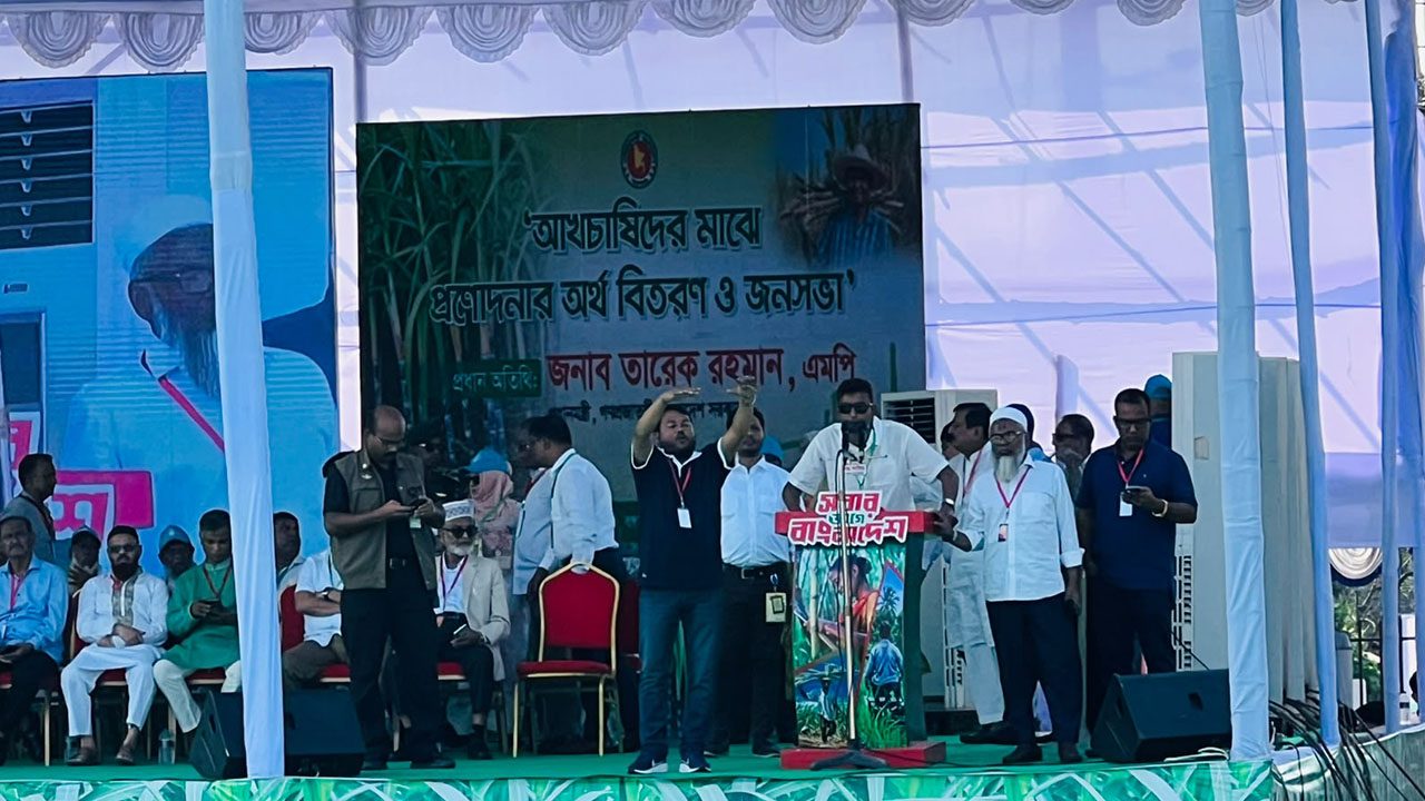 রাজশাহীর ঐতিহাসিক মাদ্রাসা মাঠে তৈরি মঞ্চে বক্তব্য দিচ্ছেন বিএনপির স্থানীয় নেতাকর্মীরা। ছবি : এশিয়া পোস্ট