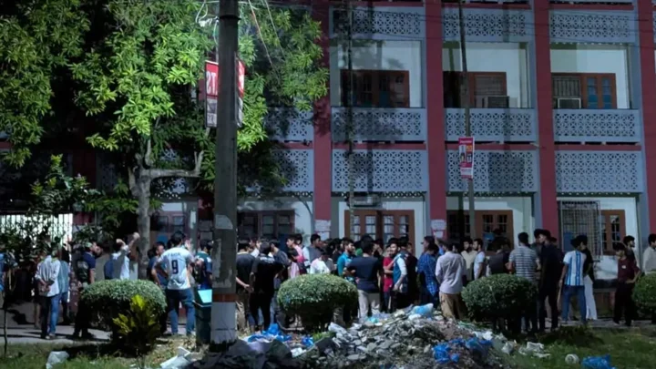 চেয়ারে বসা নিয়ে রাবির দুই বিভাগের শিক্ষার্থীদের দফায় দফায় সংঘর্ষ