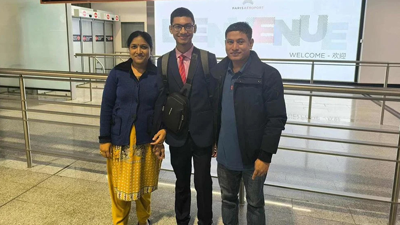 পরিবারের সদস্যদের সঙ্গে উত্তম বড়ুয়া। ছবি: ফেসবুক থেকে নেওয়া