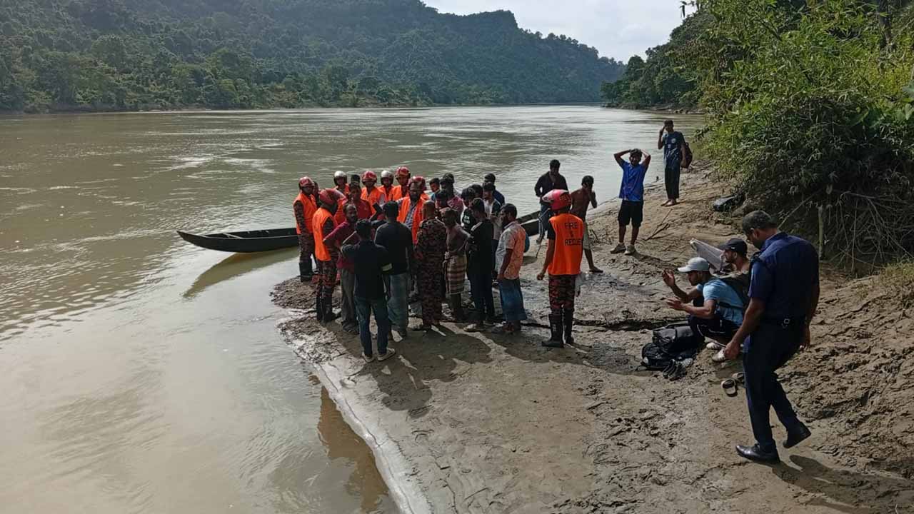 কর্ণফুলী নদীর পাথরঘাটা এলাকায় উদ্ধার অভিযানে ফায়ার সার্ভিস ও ডুবুরি দল। ছবি : এশিয়া পোস্ট