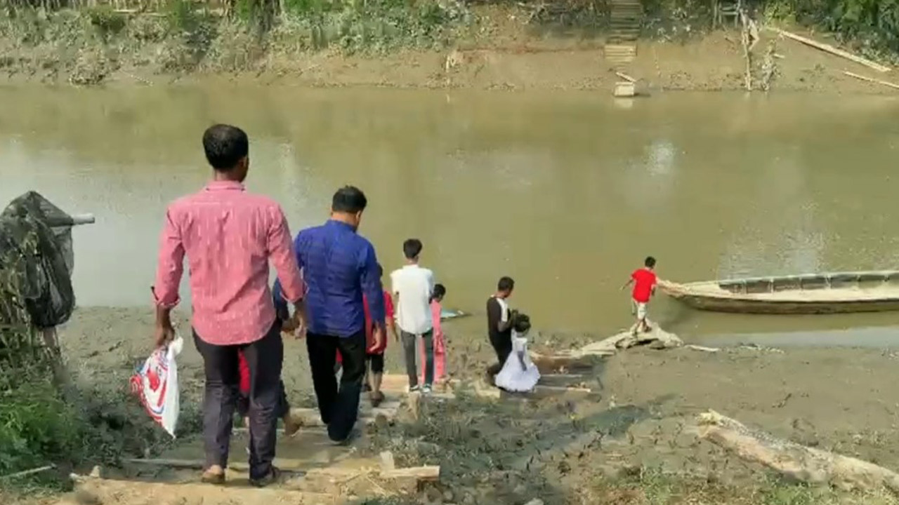 ব্রিজ নেই, নদী পার হতে নৌকাই ভরসা বৃদ্ধ থেকে শিশুর। ছবি: এশিয়া পোস্ট