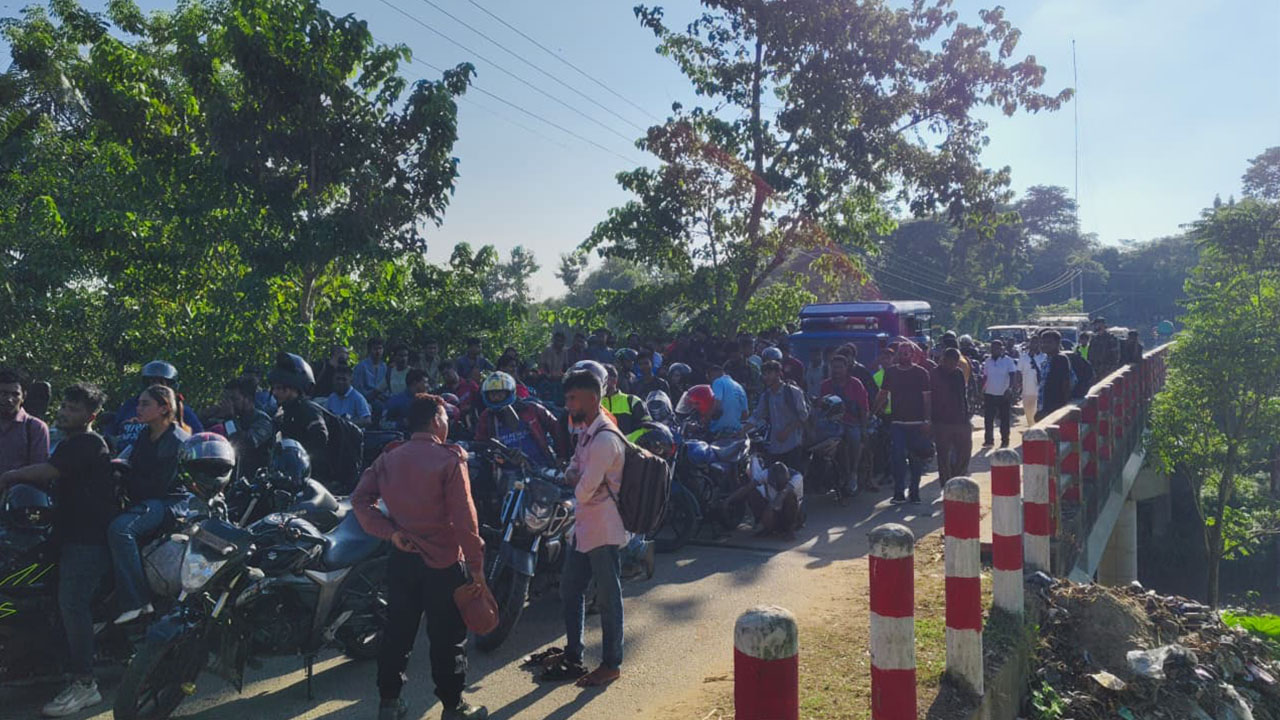 সাজেকগামী সড়কে অনির্দিষ্টকালের অবরোধের কারণে আটকা পড়েছেন শত শত পর্যটক। ছবি : এশিয়া পোস্ট