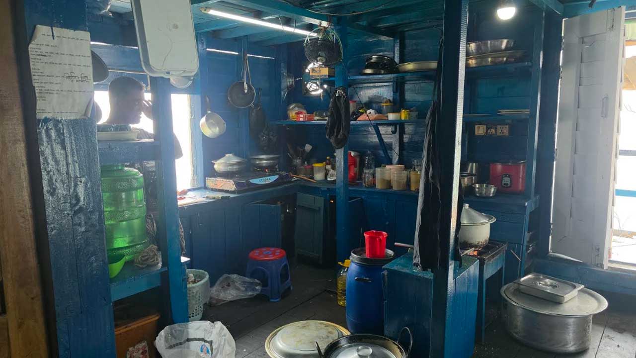 হাউসবোটগুলোতে গ্যাস সিলিন্ডার ব্যবহার করে রান্না করা হলেও কাছে নেই কোনো অগ্নিনির্বাপক যন্ত্র বা প্রয়োজনীয় নিরাপত্তা সরঞ্জাম। ছবি : এশিয়া পোস্ট