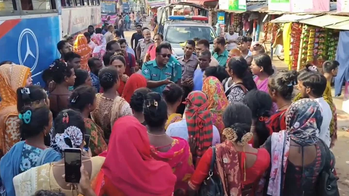 রংপুরে চাঁদা তোলার নিয়ন্ত্রণ নিয়ে হিজড়াদের দুপক্ষের উত্তেজনা, বিক্ষোভ