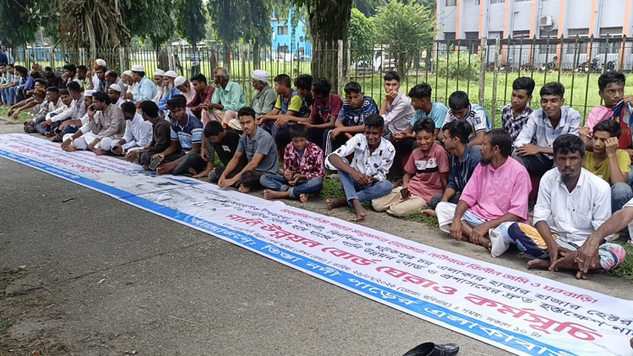 তিস্তার ভাঙন রোধে জিওব্যাগ ফেলার দাবিতে পাউবো কার্যালয় ঘেরাও