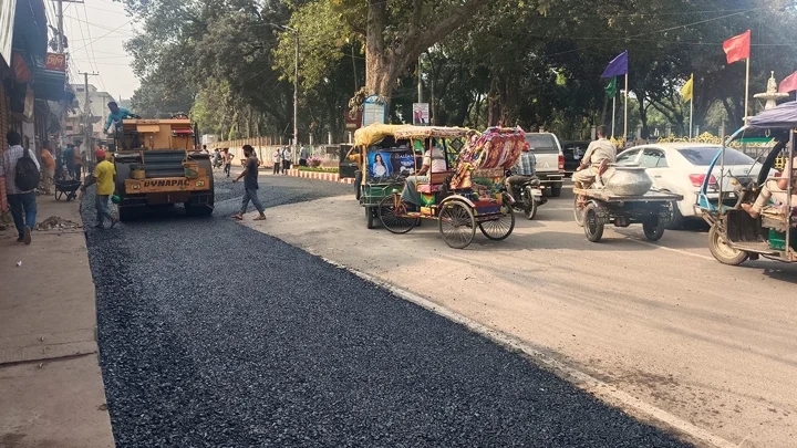 প্রধানমন্ত্রী আসবেন, তাই এক বছরের ঝুলে থাকা সড়কের কার্পেটিং চার দিনে