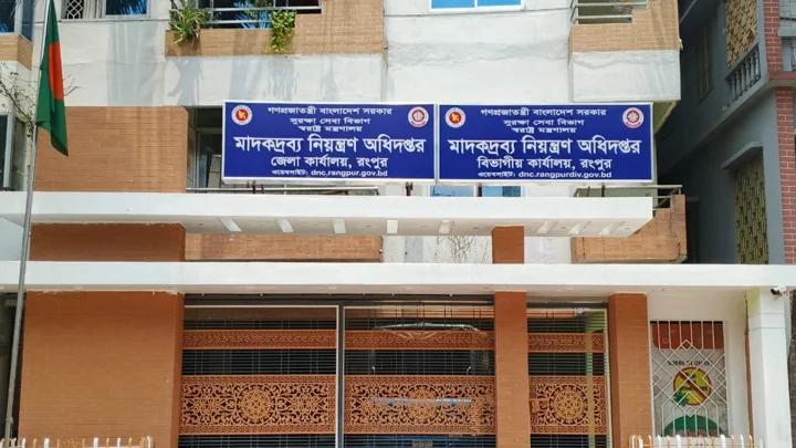 রংপুরে ইয়াবাসহ পুলিশের বর্তমান ও সাবেক দুই সদস্য গ্রেপ্তার