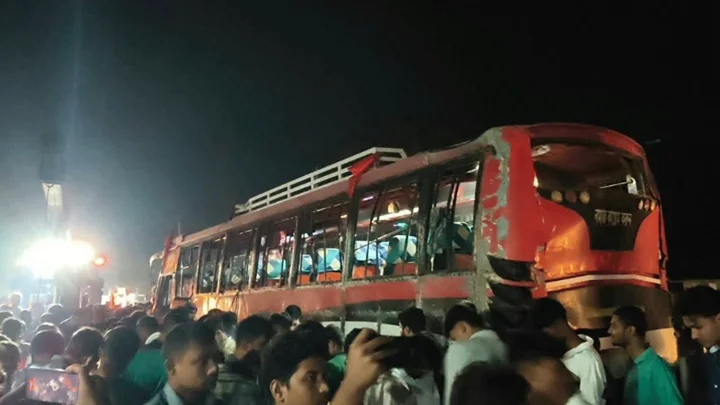 নিয়ন্ত্রণ হারিয়ে ডিভাইডারে বাস, নিহত ১