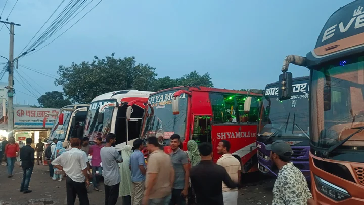 ‘আমাদের বেতন বাড়েনি কিন্তু যাতায়াত ভাড়া বেড়ে গেল’