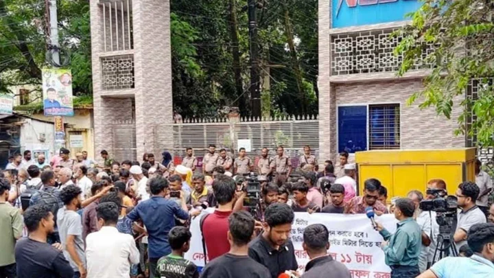 প্রিপেইড মিটার বাতিলের দাবিতে রংপুরে নেসকো অফিস ঘেরাও