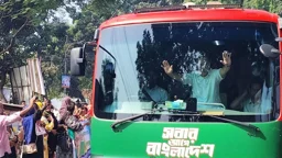 সৈয়দপুরে পৌঁছেছেন প্রধানমন্ত্রী, বাস থেকে হাত নেড়ে জানালেন শুভেচ্ছা