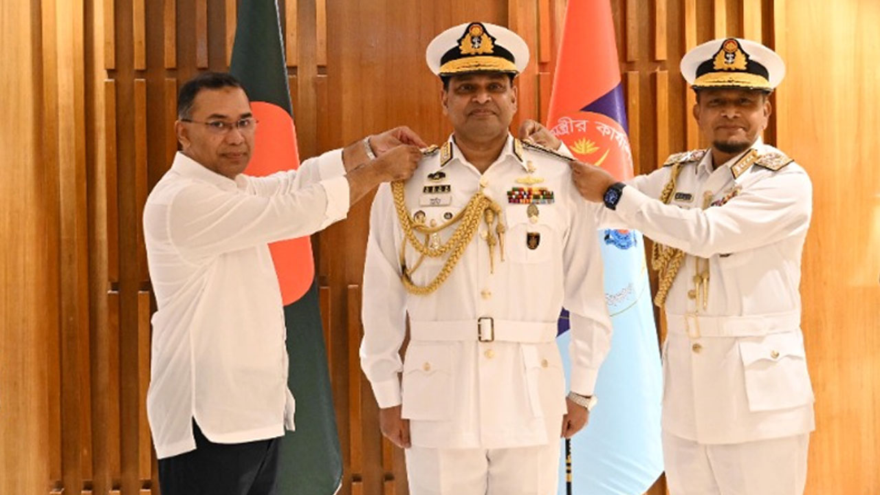 নতুন নৌবাহিনী প্রধানকে পরানো হলো ভাইস অ্যাডমিরাল র্যাংক ব্যাজ