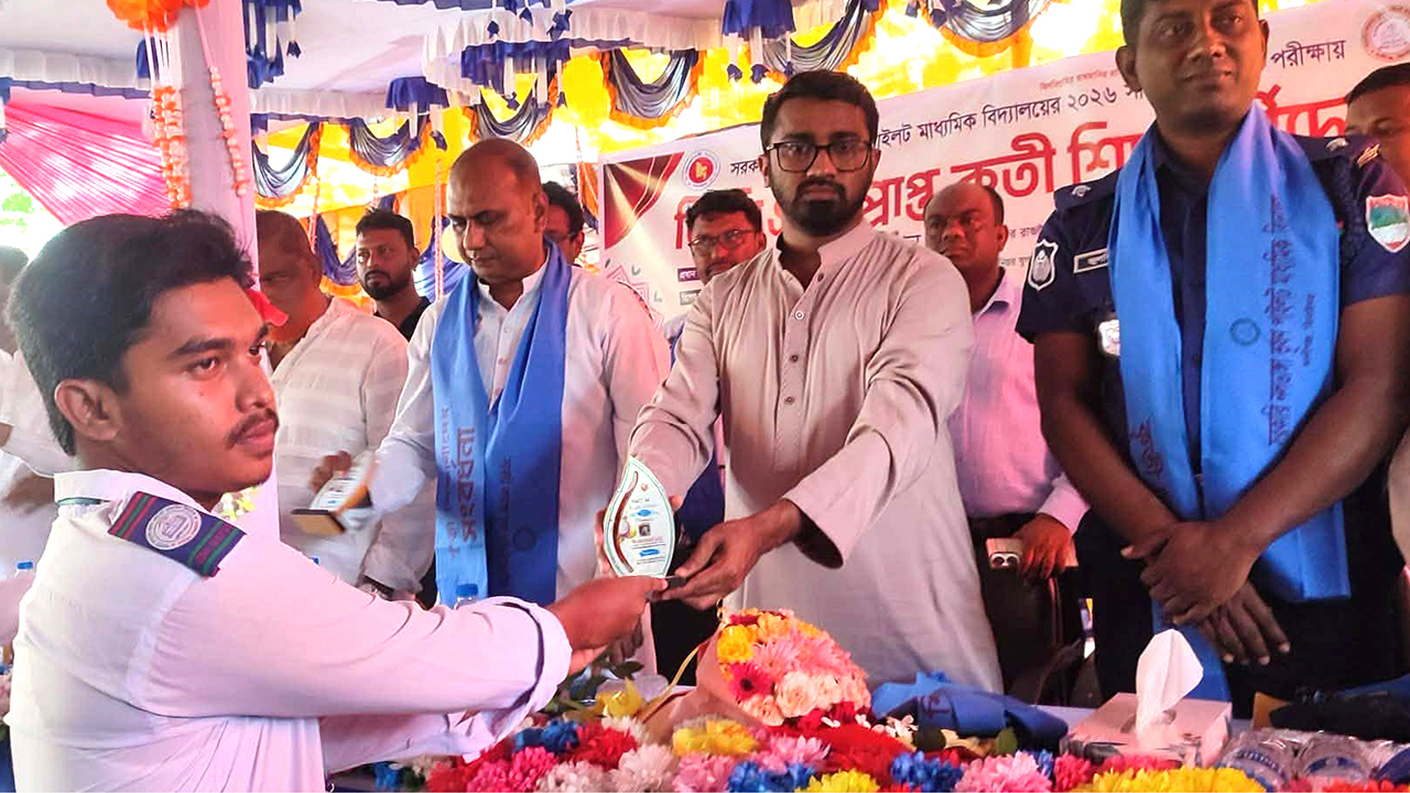 এসএসসিতে জিপিএ-৫ প্রাপ্ত শিক্ষার্থীদের হাতে সম্মাননা ক্রেস্ট তুলে দেন রাশেদ খাঁন। ছবি : এশিয়া পোস্ট