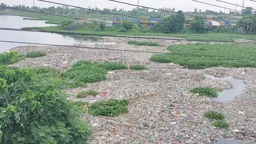 গাজীপুরে নেই স্থায়ী ডাম্পিং স্টেশন, বর্জ্যে গিলে খাচ্ছে তুরাগ নদী