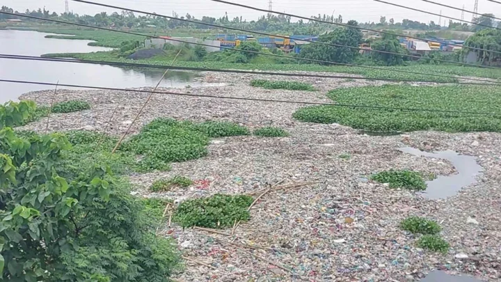 গাজীপুরে নেই স্থায়ী ডাম্পিং স্টেশন, বর্জ্যে গিলে খাচ্ছে তুরাগ নদী