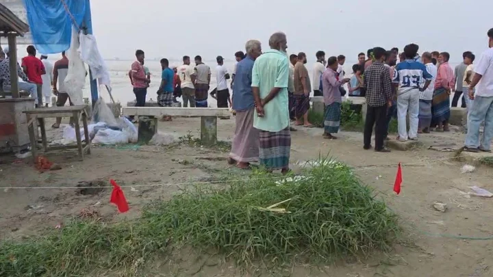 শরীয়তপুরে পদ্মার তীররক্ষা বাঁধে ফাটল, নদীগর্ভে ২০ মিটার