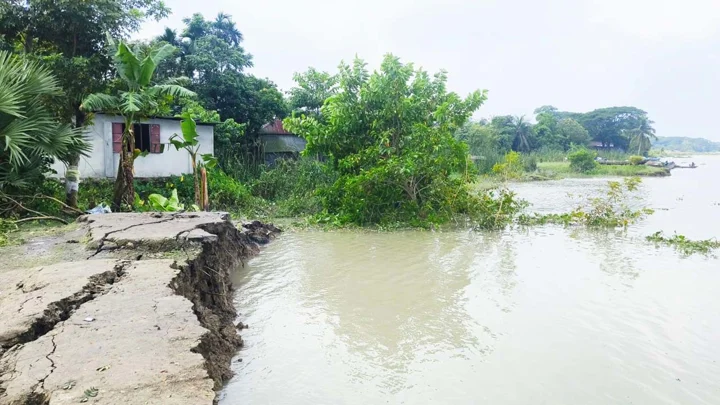 সুগন্ধায় বিলীন মসজিদ-বসতভিটা, ভাঙনের মুখে বাবুগঞ্জ বাজার