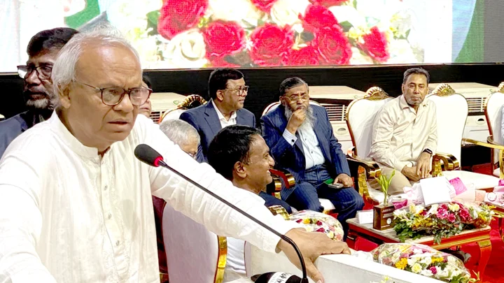 বস্ত্র ও পোশাক খাতের সংকট কাটাতে ব্যাংক খাত পুনর্গঠন জরুরি: রিজভী