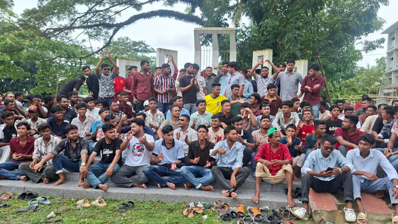 দিরাইয়ে ফ্যামিলি কার্ড শুমারির নিয়োগে অনিয়মের অভিযোগে ছাত্রদলের বিক্ষোভ