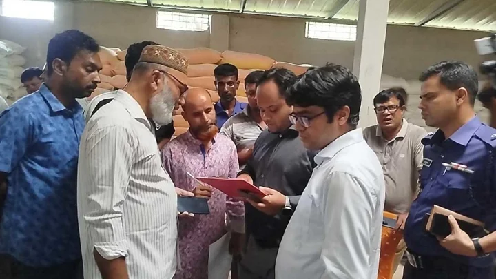 রংপুরে নকল সার ও কীটনাশক তৈরির গোডাউনে অভিযান