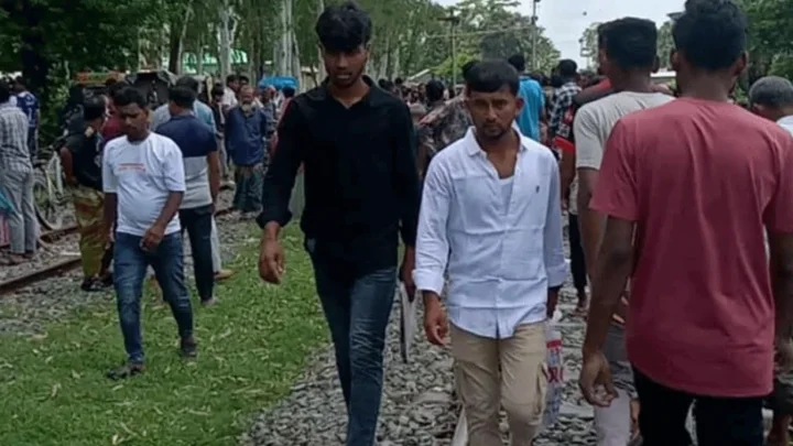 চলন্ত ট্রেনে উঠতে গিয়ে প্রাণ গেল রেলকর্মীর
