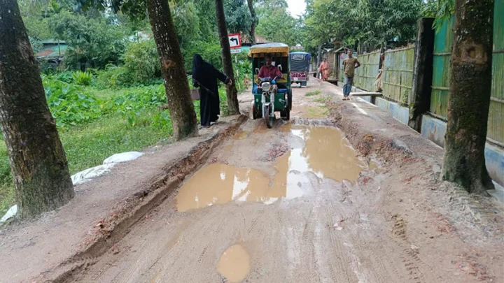 ‘সংস্কারের আগেই ভালো ছিল, এখন রাস্তা না খাল বোঝা যায় না’