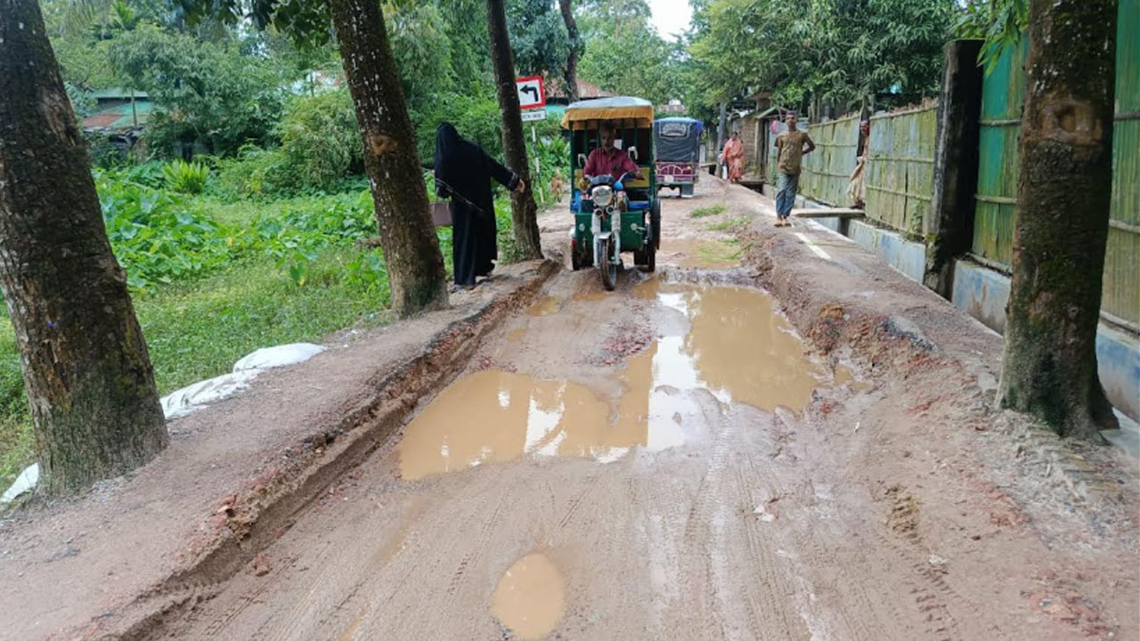 ‘সংস্কারের আগেই ভালো ছিল, এখন রাস্তা না খাল বোঝা যায় না’
