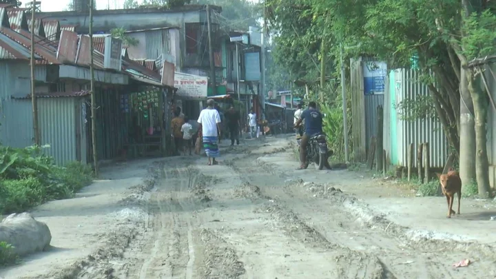 অবৈধ স্থাপনায় থমকে আছে অ্যাপ্রোচ সড়কের কাজ