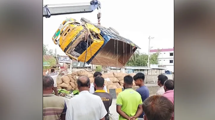 ভুল লেনে উঠে ট্রাক-মাইক্রোবাস সংঘর্ষ, প্রবাসীকে আনতে গিয়ে নিহত ২