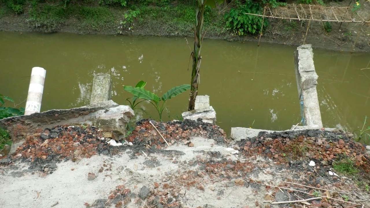 খননের সাত মাসেই ধসে পড়ছে খালের পাড়, বিলীন হচ্ছে জমি