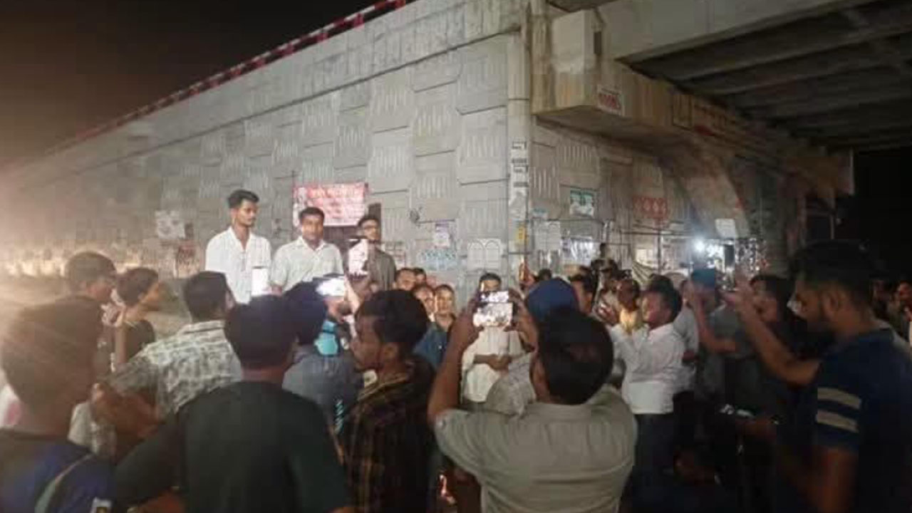 ইউএনও-ডিসি অপসারণের দাবিতে ছাত্রদলের সড়ক অবরোধ