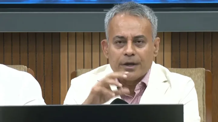 ট্রেনের ভাড়া এখনই বাড়বে কি না জানালেন রেলমন্ত্রী