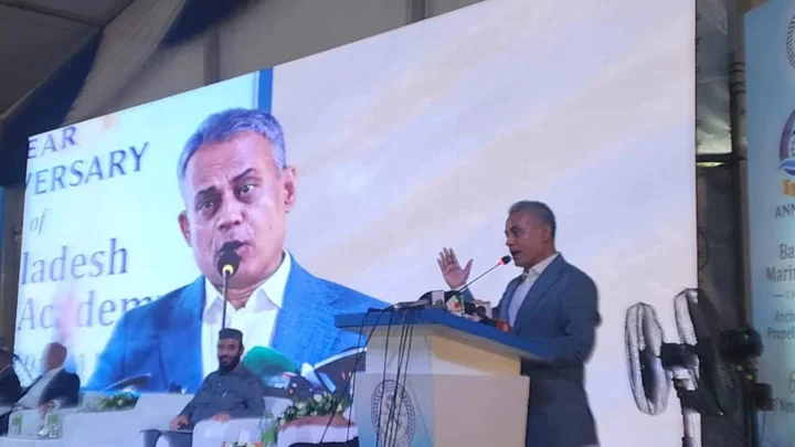 বিদেশি দক্ষ অপারেটরের মাধ্যমে চট্টগ্রাম বন্দরের স্থবিরতা দূর করা হচ্ছে: নৌপরিবহনমন্ত্রী