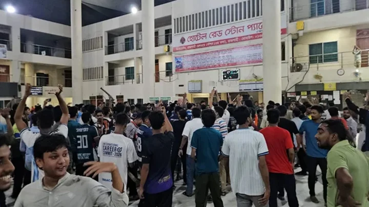রাবি শিক্ষার্থীকে মারধরের ঘটনায় ৪ রেলকর্মী বরখাস্ত
