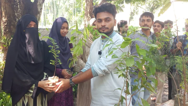 রাকসুতে হার, প্রতিশ্রুতি পূরণে রাবিতে ৭২৫ গাছ দিলেন আরিফ