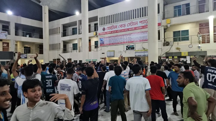 রাবি শিক্ষার্থীকে মারধর, প্রতিবাদে রাজশাহী রেলস্টেশন ঘেরাও-ভাঙচুর