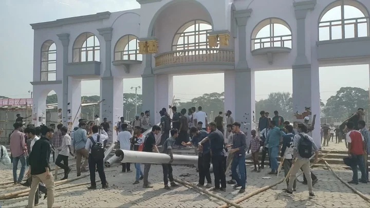 গবেষণা মাঠ পুনরুদ্ধারে শেকৃবিতে ক্লাস-পরীক্ষা বর্জন, বাণিজ্য মেলার অবকাঠামো ভাঙচুর